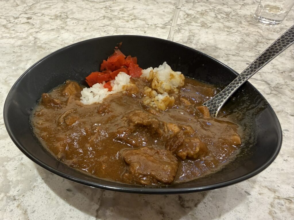 ラウンジでカレー